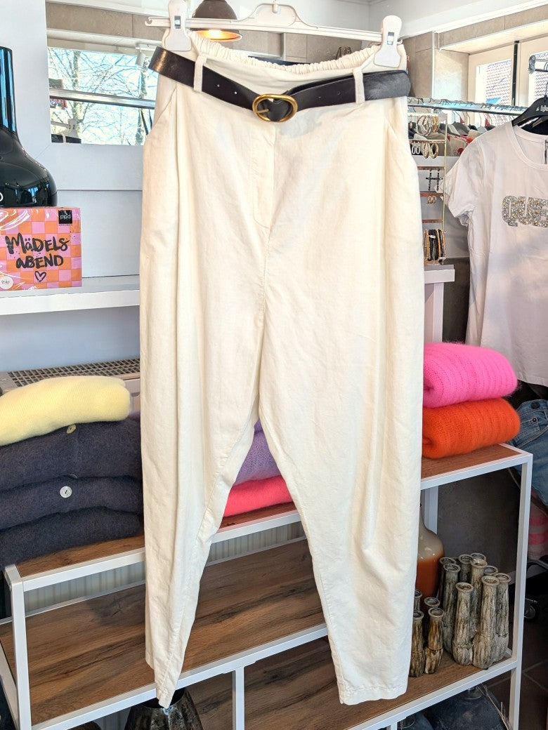 Die feine Cordhose in elegantem Creme überzeugt mit angenehmem Tragekomfort und passendem Gürtel - ideale Verbindung von Komfort und modischem Design!