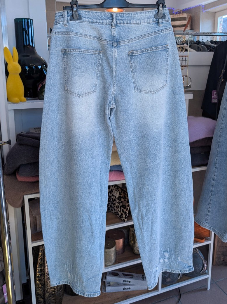 Die Jeans von Melly in Hellblau besticht durch ihren Barrel Ballon Schnitt, der eine moderne und gleichzeitig entspannte Passform garantiert - Must-Have!