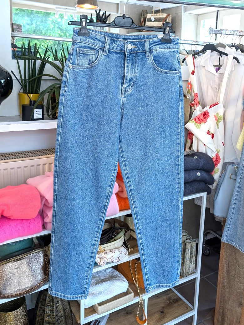 Bring' mit dieser Jeanshose im Levi's Stil von Lerisia Stil in deine Garderobe! Mit ihrem klassischen Blau und dem hochwertigen Material ein echter Hingucker!