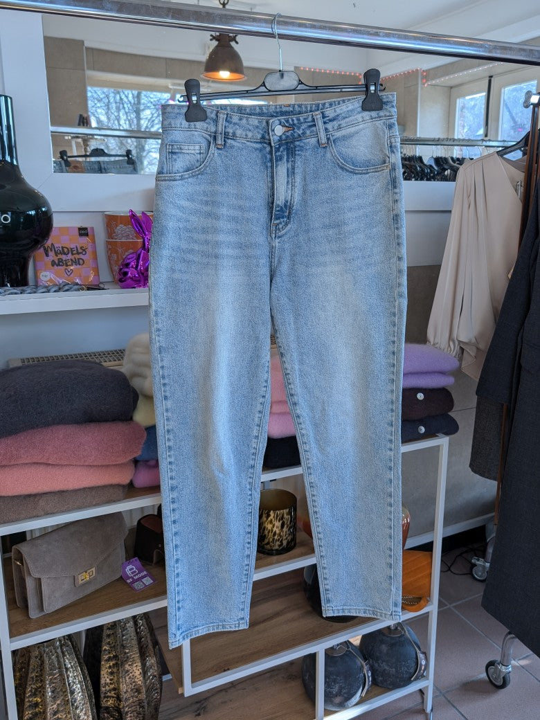 Bring' mit dieser Jeanshose im Levi's Stil von Lerisia Stil in deine Garderobe! Mit ihrem frischen Hellblau und dem hochwertigen Material ein echter Hingucker!