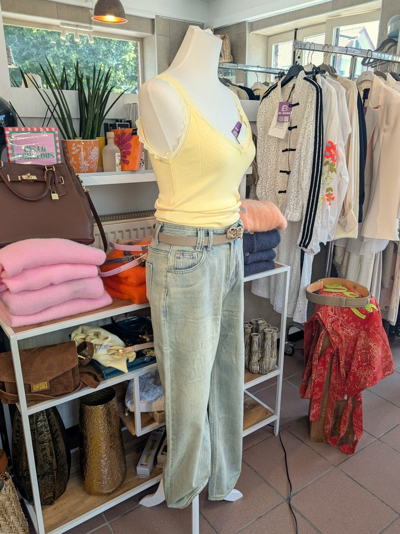 Elegante Wide-Leg-Jeans Straight-Fit-Schnitt von MOCHY. Sie besticht durch ihre einzigartige Farbkombination aus Hellblau, mit einem Schimmer von Gelb und Grün.