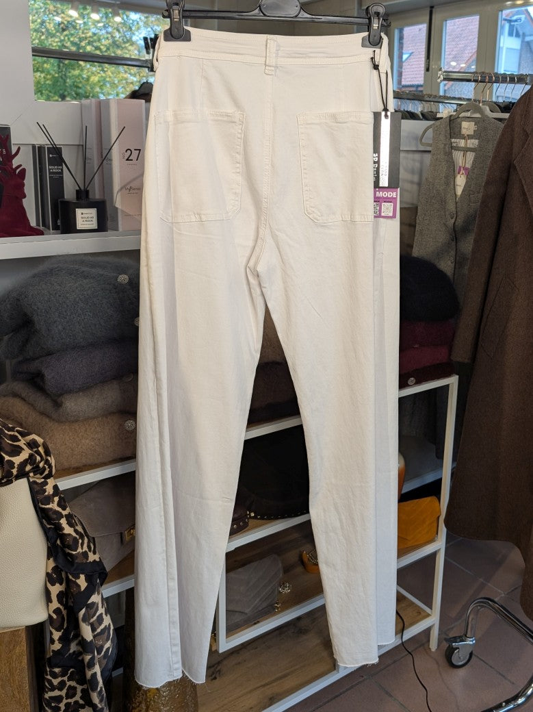 Erlebe den ultimativen Tragekomfort und Stil mit unserer Wide Leg Jeanshose in Weiß aus Denim mit Fransen und setze ein Mode-Statement mit dieser trendigen Hose!