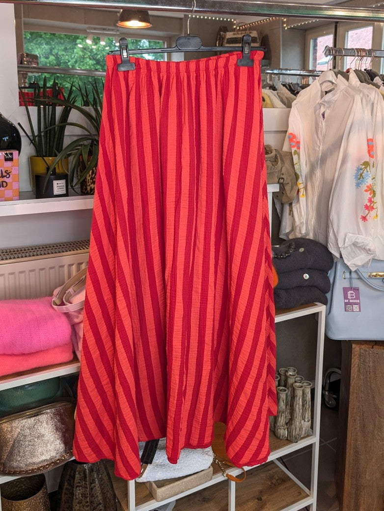 Elegante luftige Mousselin-Hose mit feinen Streifen in Orange und Rot. Ein zeitloses Stück von Mioni Italien - mühelos kombinierbar von casual bis elegant.