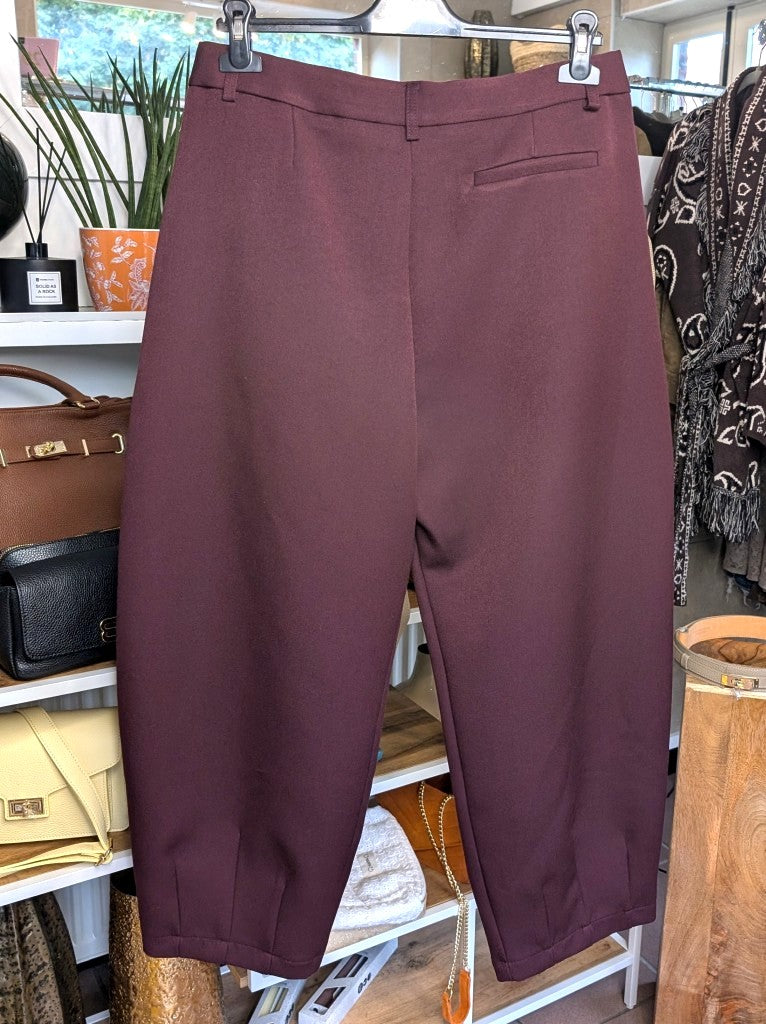 Elegante Hose Barrel- Ballon-Schnitt mit weitem Bein aus Viskosemischung in Burgund Bordeaux Rot - passt zu vielen Outfits und lässt sich mühelos kombinieren.