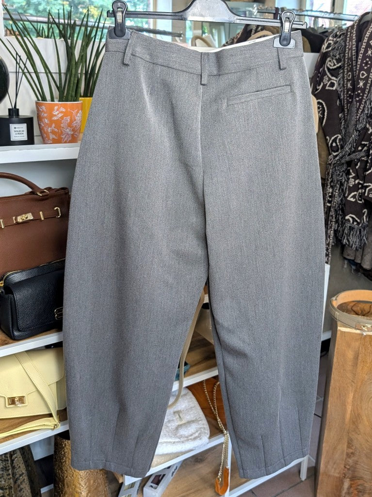 Elegante Hose Barrel- und Ballon-Schnitt mit weitem Bein aus Viskosemischung in Grau - passt zu nahezu jedem Outfit und lässt sich mühelos kombinieren.
