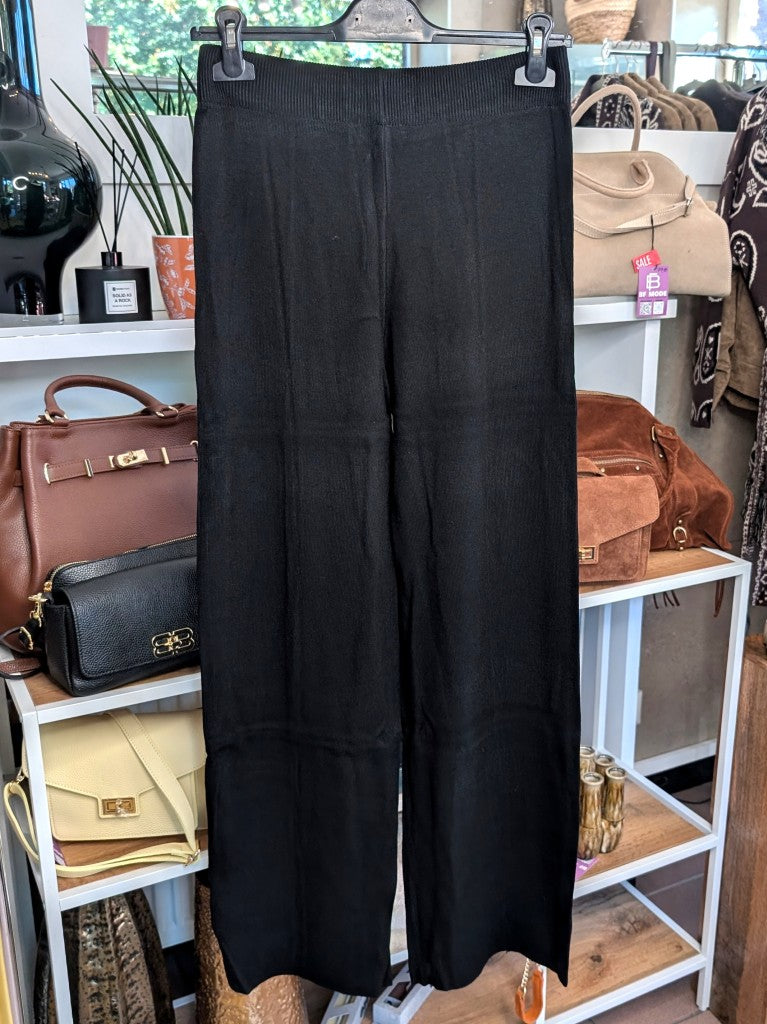 Elegante Hose aus Viskose-Baumwoll-Mischung mit elastischem Bund in klassischem Schwarz. Perfekt für vielseitige Styling-Möglichkeiten – von casual bis elegant