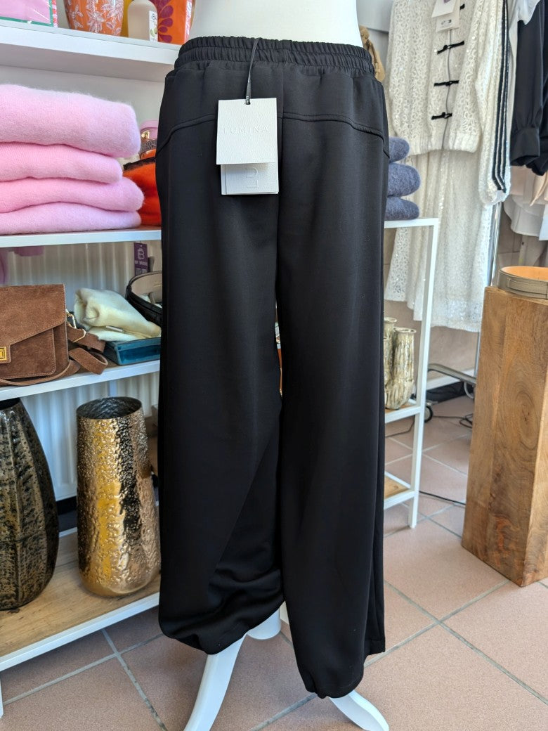Elegante Viskose-Hose mit praktischen Gummikordeln am Saum für perfekte Passform und Komfort in zeitlosem Schwarz für viele Outfits - vielseitiges Basics-Piece!