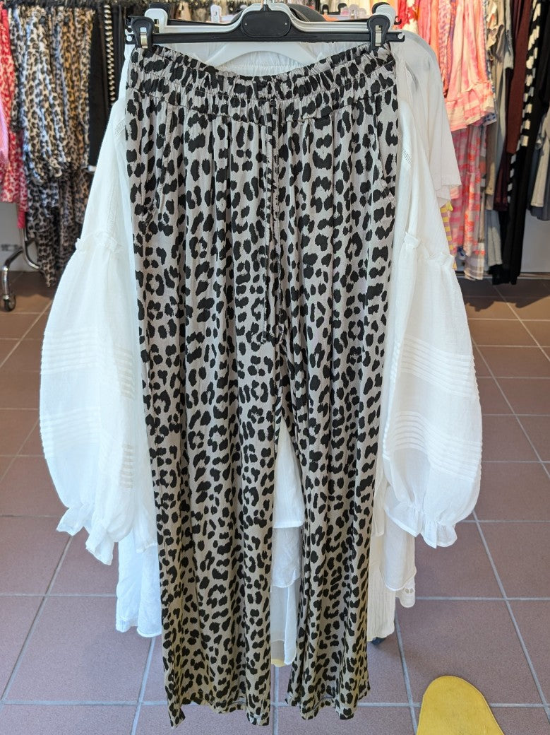 Steigere deinen Style mit unserer Hose aus Satin Viskose! Das Leo Muster in Hellgrau Silber und Schwarz verleiht deinem Outfit einen wilden Look!