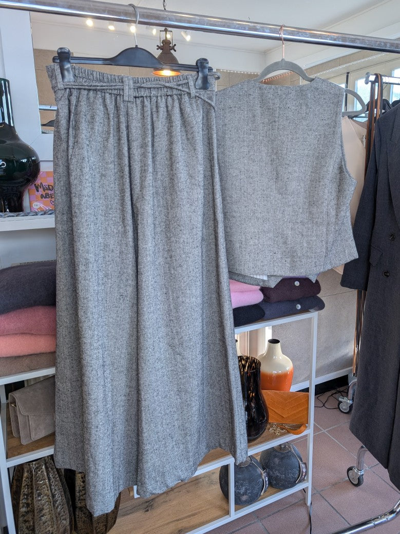 Entdecke die Hose im Tweed-Look mit weichen angenehmen Materialien von GIOYA, die mit weitem Bein und elegantem Grau überzeugt. Perfekter Look mit unserer Weste!