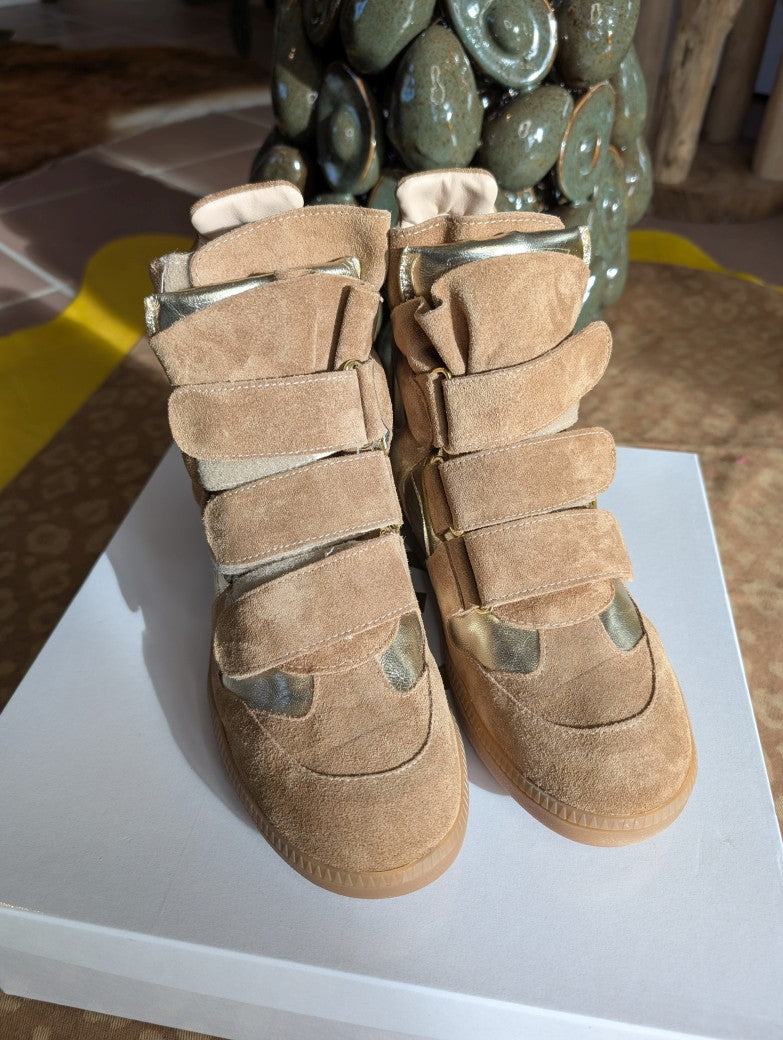 Isabel Marant Bekett Stil - Halbhoher Sneaker aus hochwertigem Wildleder in Beige Taupe mit goldenem Akzent und Innenabsatz von Divine Follie aus Italien!