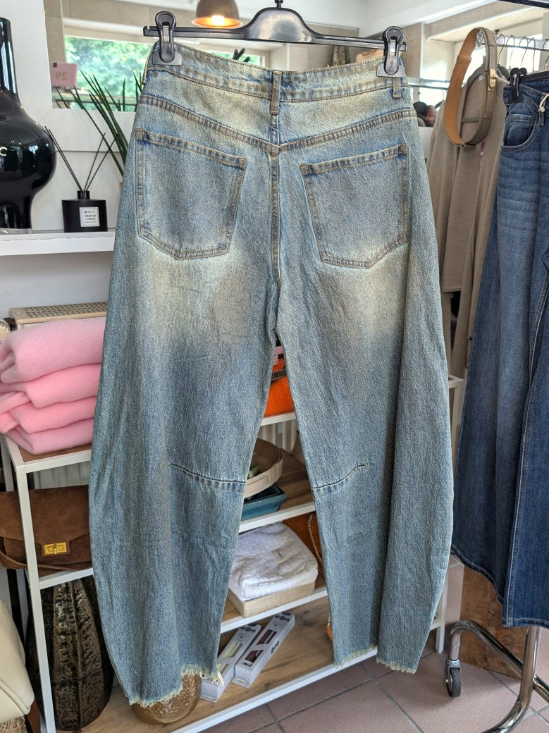 Lässige Jeans im angesagten Barrel-Balloon-Schnitt, weites Bein und Used-Look-Details. Optimalen Tragekomfort und Bewegungsfreiheit durch elastisches Bündchen