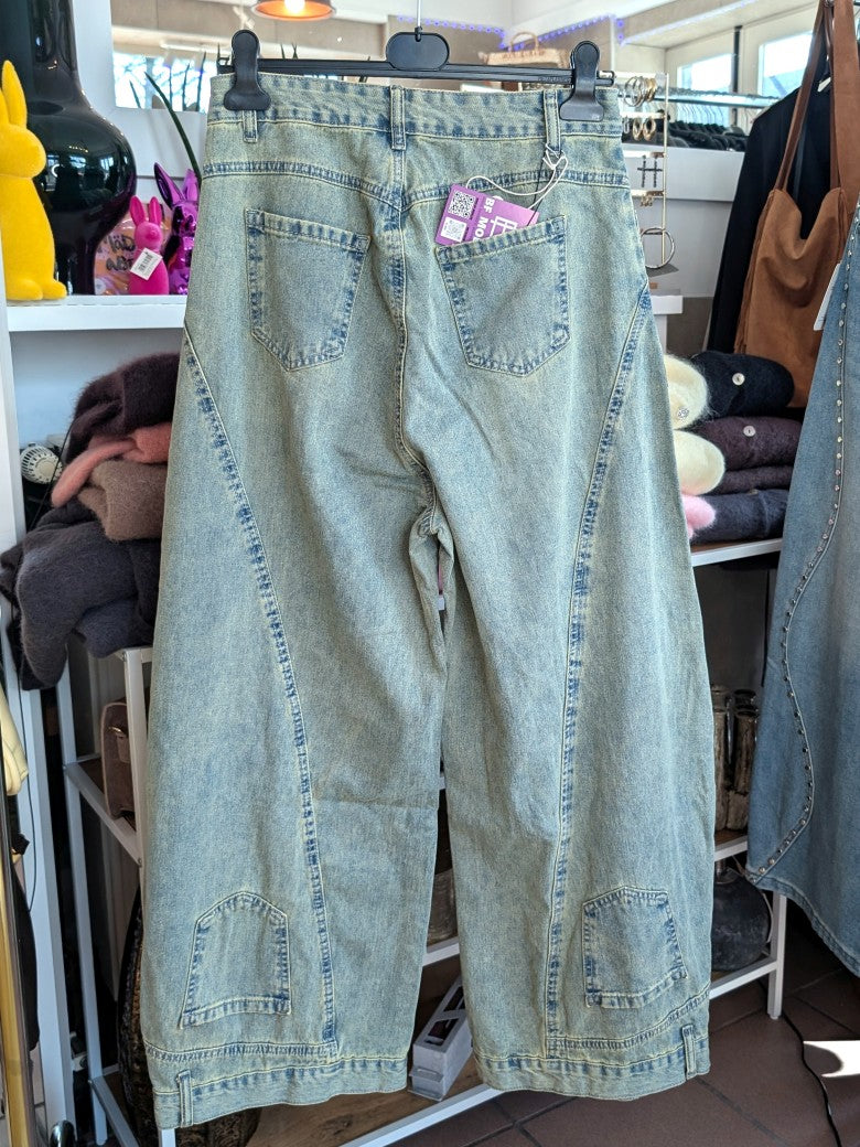 Lässige Jeanshose im angesagten Barrel-Schnitt mit breitem Bein in heller Waschung und elastischem Bund - ausgefallene Patch-Details für individuellen Look!