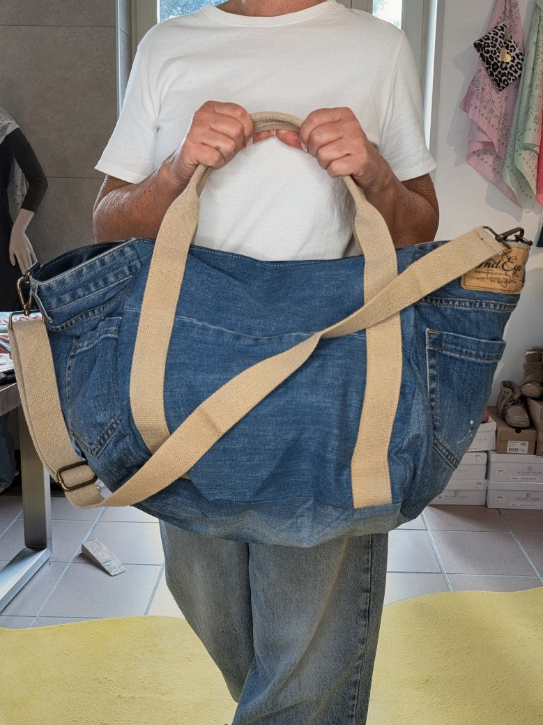 XL Mickey Mouse Jeanstasche mit Jeans Patches, Knöpfen, Hosentaschen – das perfekte Accessoire für Strand und Alltag. Statement-Piece mit Nostalgie Charakter.
