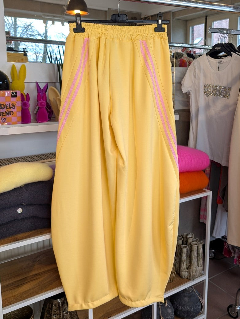 Komfort und Style mit der trendigen Jogginghose von CHANCE OFF in Butter Yellow Gelb mit dynamischen Streifen in Rosa - für entspannte Tage!