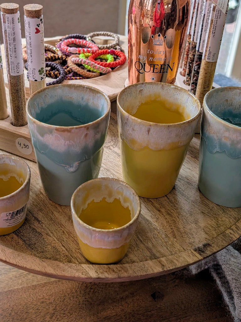 Erlebe mit unserem Kaffeebecher Grespresso Latte in Türkis / Gelb die beste Kaffeeerfahrung dank des hochwertigen Steingutmaterials. Perfekt für jeden Kaffeeliebhaber!