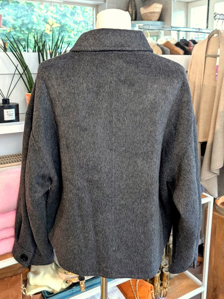 Elegante klassische handgemachte Jacke aus hochwertiger Kaschmir-Wollmischung in elegantem Grau. Ideal zu Jeans und eleganten Hosen, von SensUniq Paris