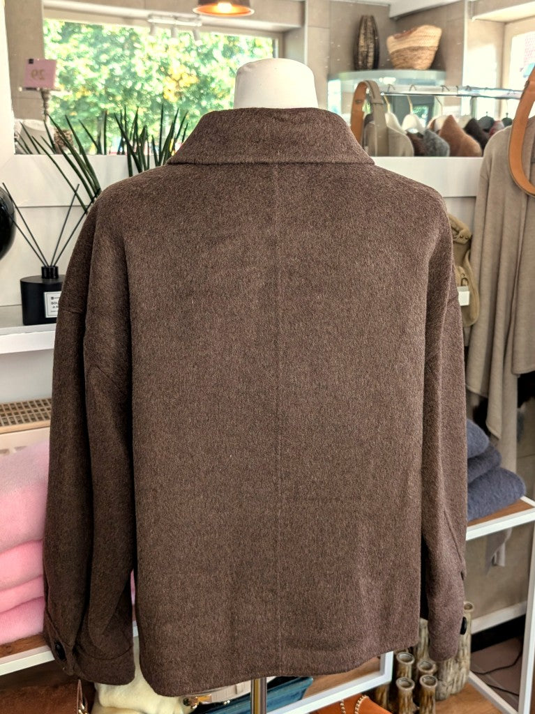 Elegante klassische handgemachte Jacke aus hochwertiger Kaschmir-Wollmischung in warmem Schokoladenbraun. Ideal zu Jeans und eleganten Hosen, von SensUniq Paris