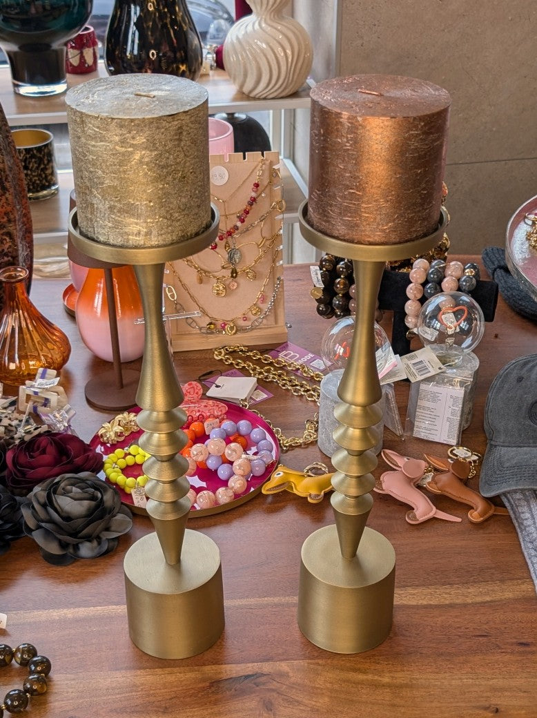 Eleganter grosser Kerzenhalter aus hochwertigem Metall in strahlendem Gold – das perfekte Accessoire für gemütliche Abende und stilvolle Raumgestaltung!