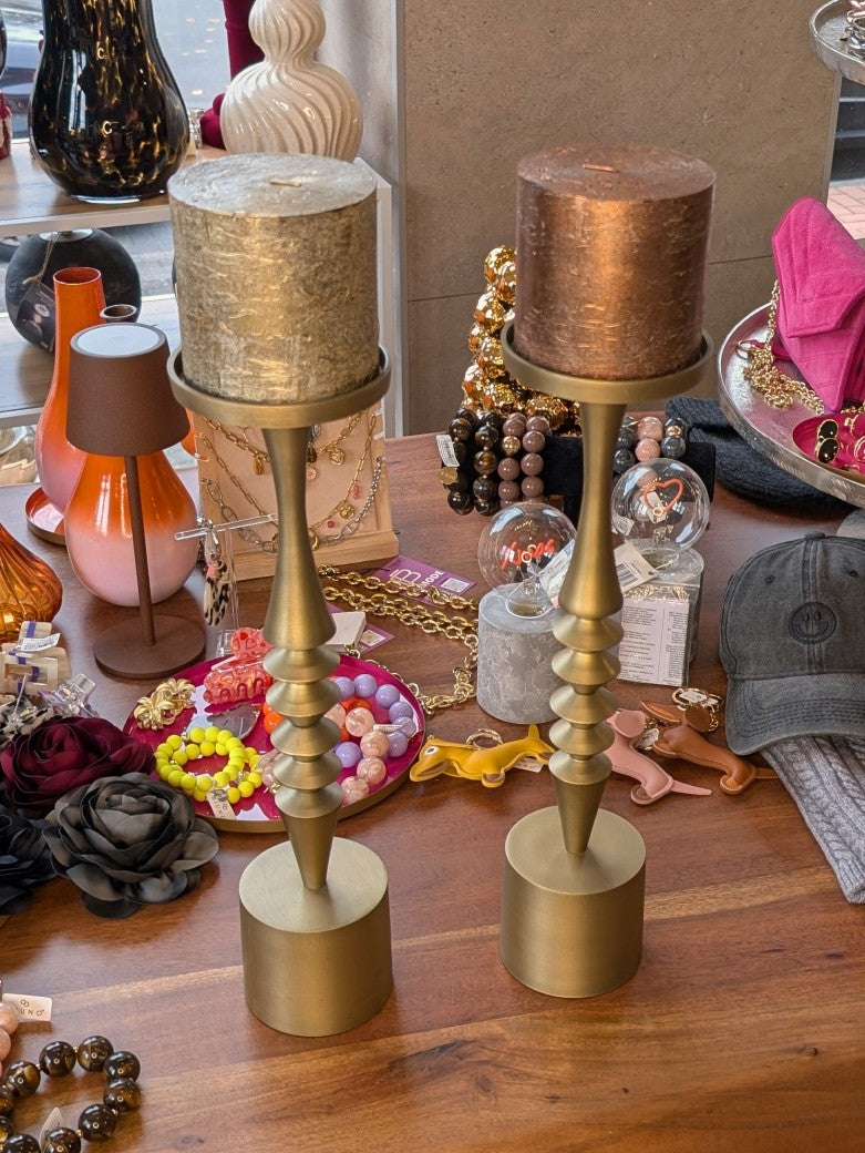 Eleganter grosser Kerzenhalter aus hochwertigem Metall in strahlendem Gold – das perfekte Accessoire für gemütliche Abende und stilvolle Raumgestaltung!