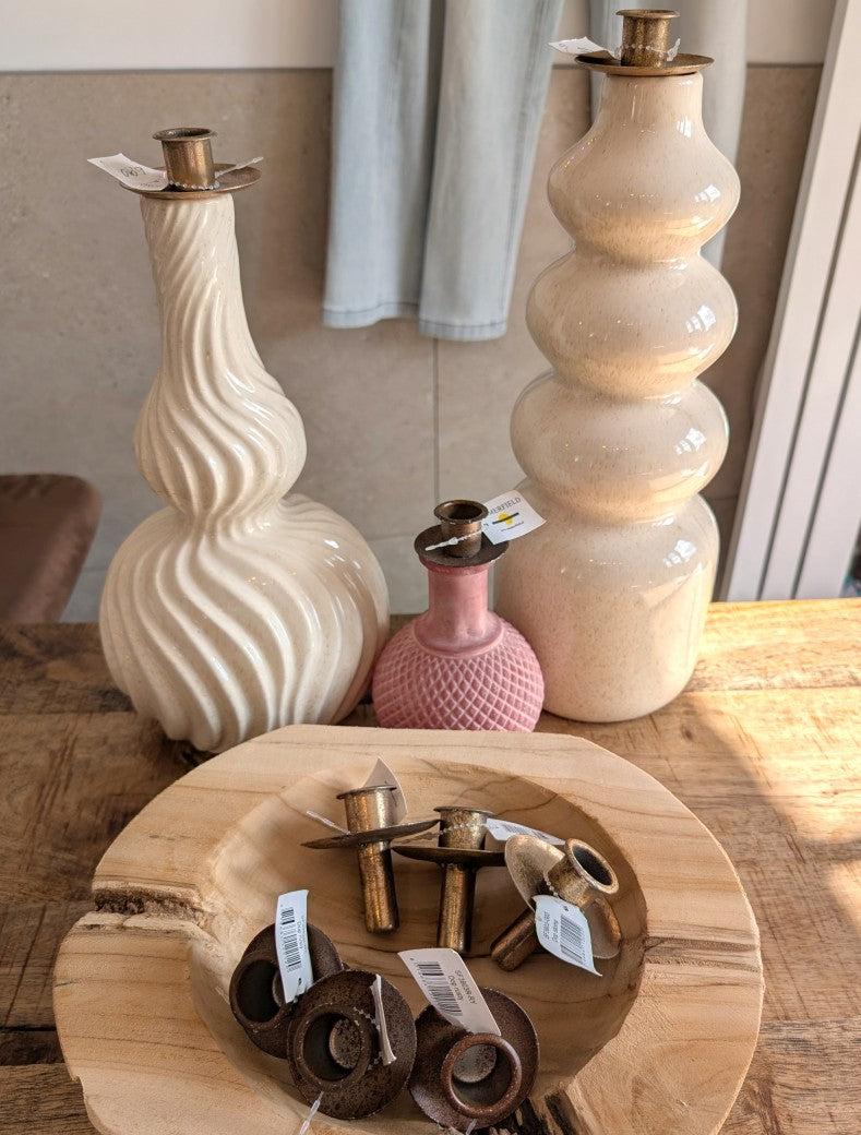 Der elegante Kerzenhalter aus Metall in der Farbe Gold Kupfer verwandelt Vasen und Flaschen im Handumdrehen in stilvolle Lichtakzente - perfekt für Ihr Zuhause!