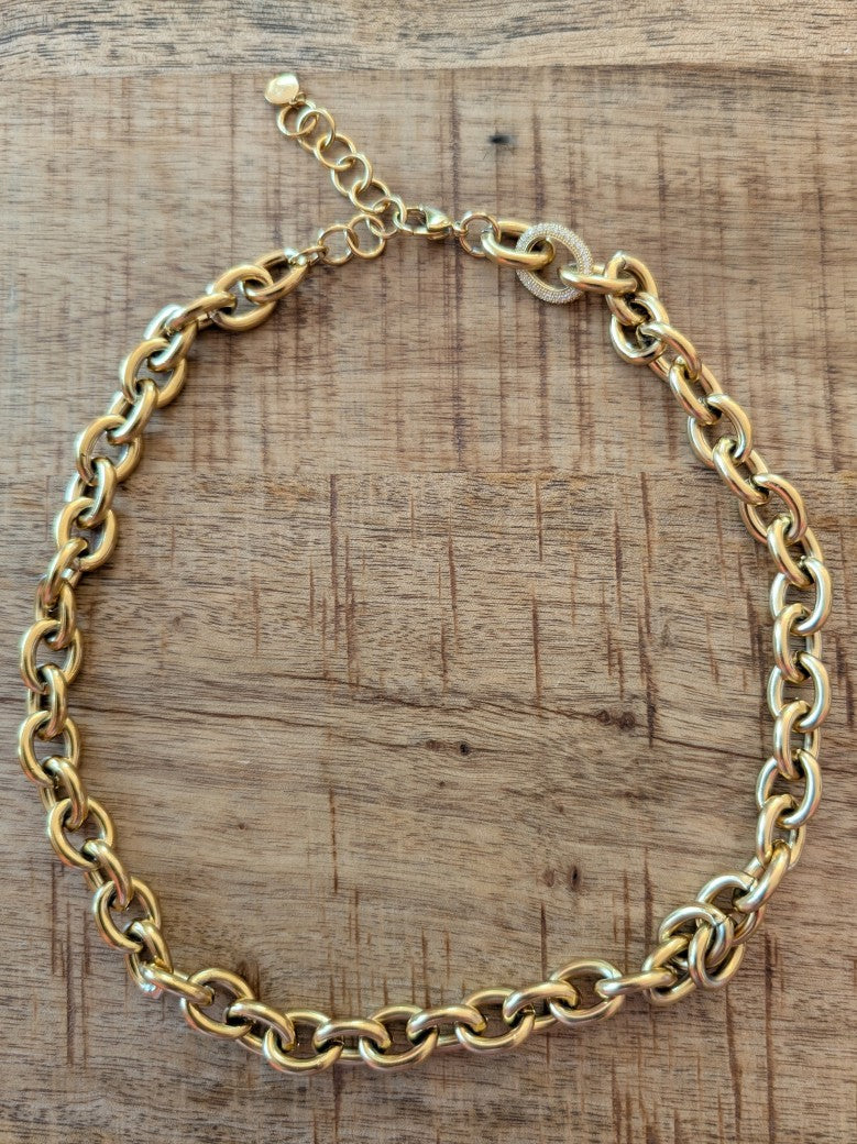 Die Gliederkette aus hochwertigem Edelstahl besticht durch ihr robustes Design und funkelnde Zirkonsteine in elegantem Goldton. Hol' Dir Stärke und Eleganz!