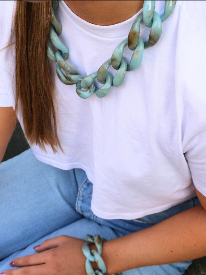 Entdecke die einzigartige Kombination von Türkis und Mint mit dieser stilvollen Halskette mit dicken Elementen. Ein absolutes Must-Have für Schmuckliebhaber!