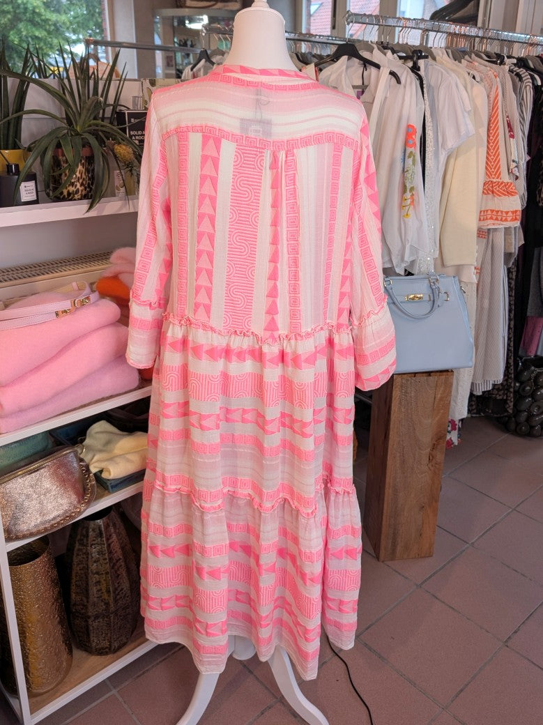 Entdecke dein neues Lieblingsteil mit unserem 3/4 Arm BOHO Maxi Kleid in Créme mit wunderschönen Muster in Pink Rosa!