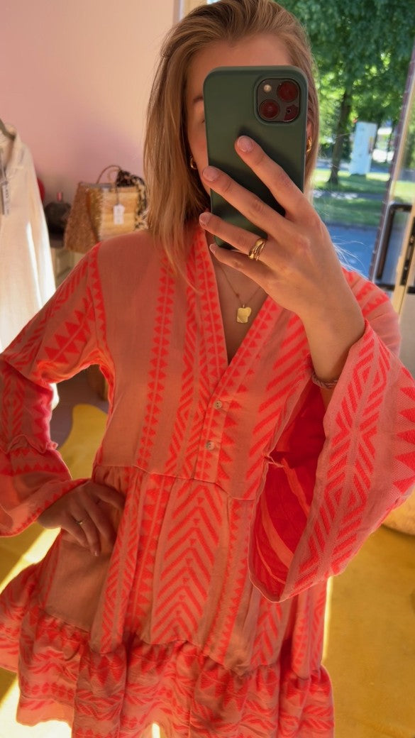 Dieses Midi Boho Kleid in Rosa und Rot aus 100% Viskose von BELIEVE ist ein absolutes Must-Have für jeden Kleiderschrank! Hol Dir jetzt dieses vielseitige und trendige Kleid!