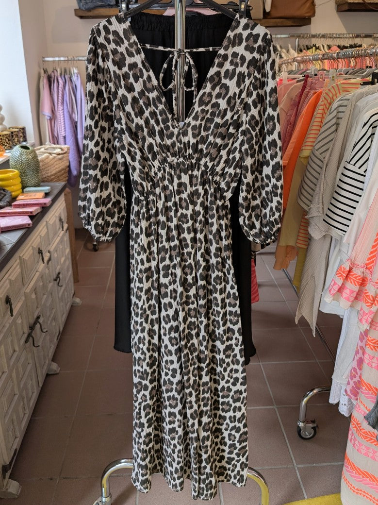Dieses atemberaubende Maxi-Kleid in Leo-Print mit beigen, braunen und schwarzen Tönen verkörpert zeitlose Eleganz mit modernem Flair - unverwechselbarer Look!