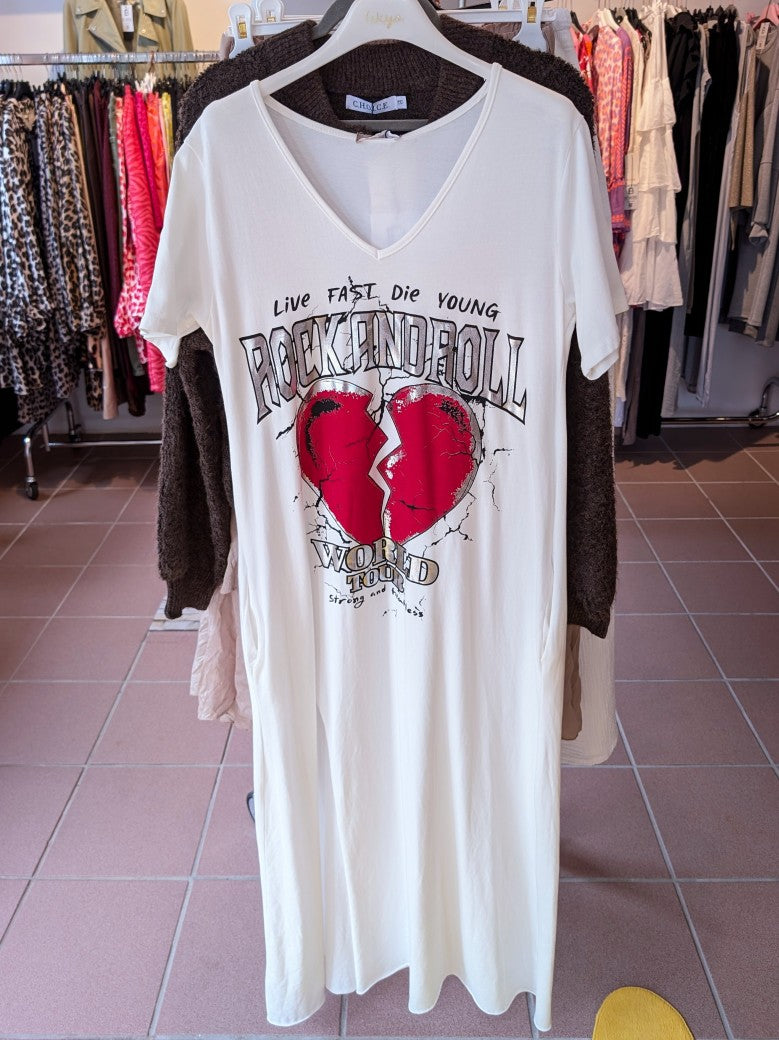 Das Maxi-Kleid im Rock-and-Roll-Stil vereint lässigen Charme mit praktischem Komfort - mit seitlichem Schlitz, integrierten Taschen und coolen Farben!