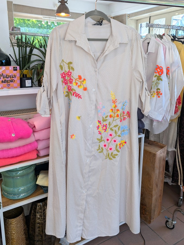 Das elegante 3/4-Arm Maxikleid mit klassischen Streifen und verspieltem Flock Blumenmuster in lebendigen Neonabtönungen schafft einen frischen, ausdrucksstarken Look!