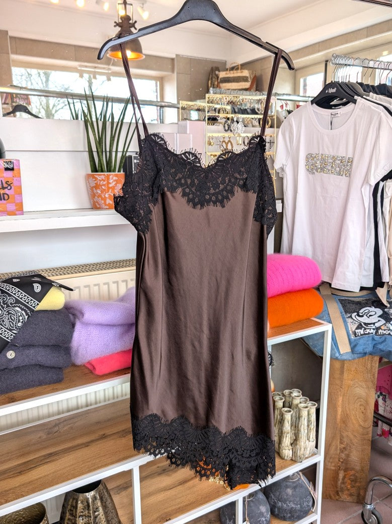 Das asymmetrische Kleid aus seidenmattem Satin kombiniert Braun mit schwarzer Spitze und weichem Innenfutter für höchsten Tragekomfort - wirkt ideal über Jeans!