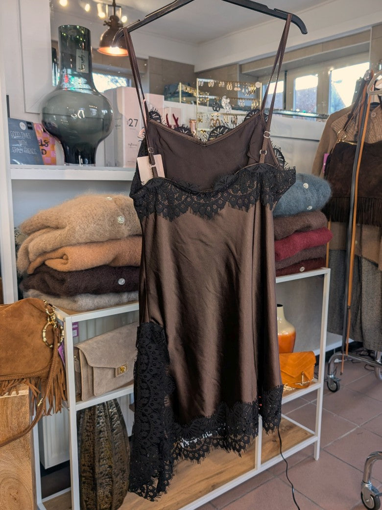 Das asymmetrische Kleid aus seidenmattem Satin kombiniert Braun mit schwarzer Spitze und weichem Innenfutter für höchsten Tragekomfort - wirkt ideal über Jeans!