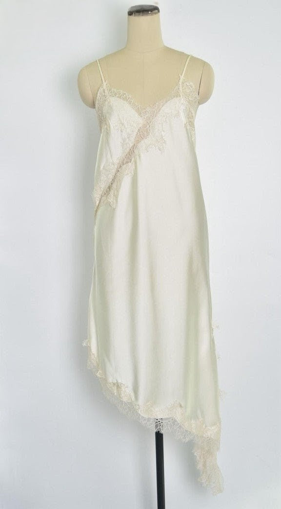 Das asymmetrische Kleid aus seidenmattem Satin in Creme kombiniert zarte Spitze und weiches Innenfutter für höchsten Tragekomfort - wirkt ideal über Jeans/Pants!