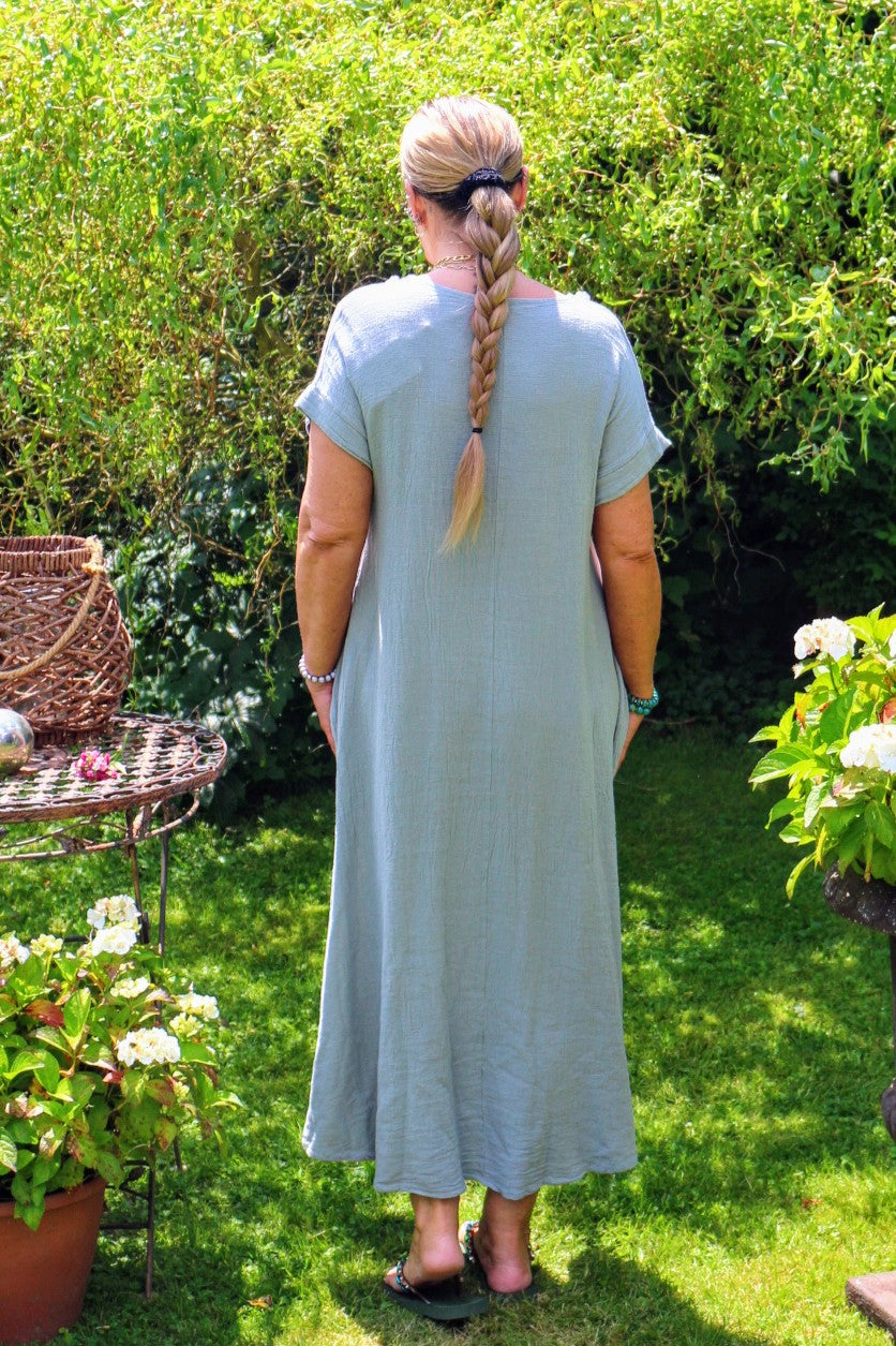 Dieses elegante stilvolle Maxikleid in Grau mit luftigem Stoff sorgt für angenehmen Tragekomfort. Perfekt für jeden Anlass auch tagsüber für Strand oder City.