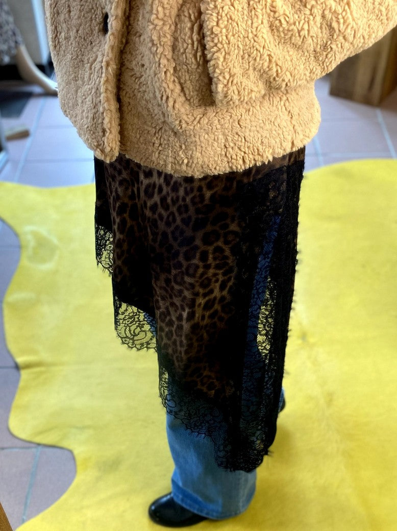 Das Kleid aus seidenmattem Viskose Satin in Leo Coffee Braun Gold mit zarter schwarzer Spitze besticht durch femininen fließenden asymmetrische Schnitt! LUMINA
