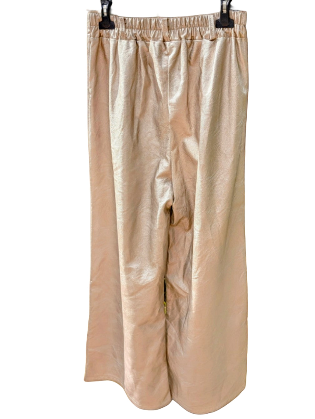 Die trendige Wide Leg Kunstlederhose in Gold Champagner bietet auffälligen Look und hohen Tragekomfort - modisches Statement für stilvoll glamouröse Akzente!