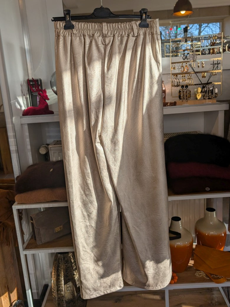 Die trendige Wide Leg Kunstlederhose in Gold Champagner bietet auffälligen Look und hohen Tragekomfort - modisches Statement für stilvoll glamouröse Akzente!