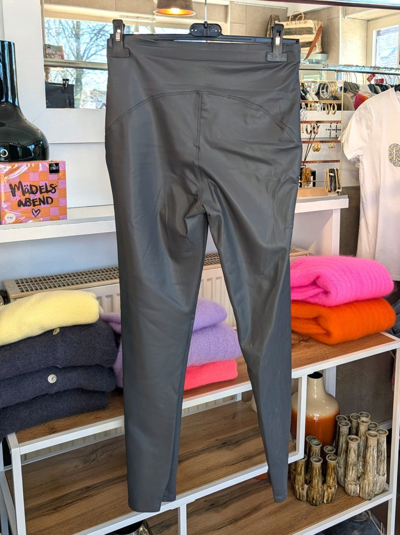 Leder Leggings (dünner) in Grau. indestens 1 Größe größer bestellen, 100% Polyurethana außen