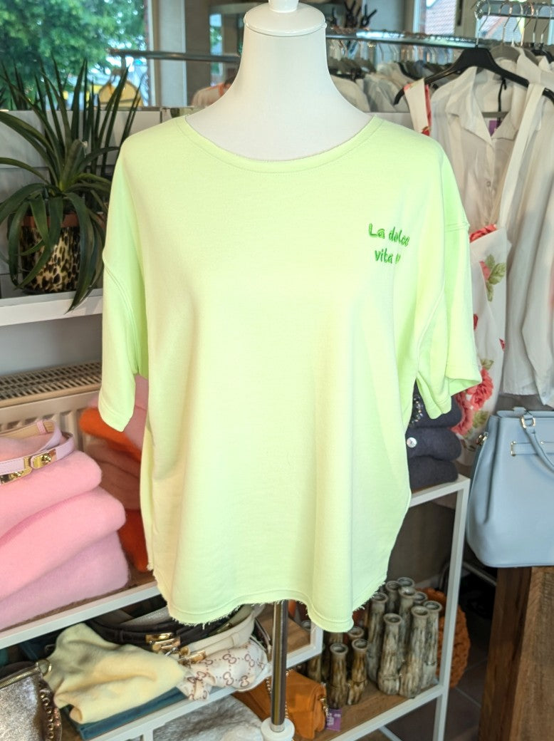 Hochwertiges mintgrünes Sweatshirt mit kurzen Ärmeln aus Baumwolle. Highlight: Eleganter Backprint mit "La Dolce Vita" Schriftzug und Herzmotiv in Flock-Optik!
