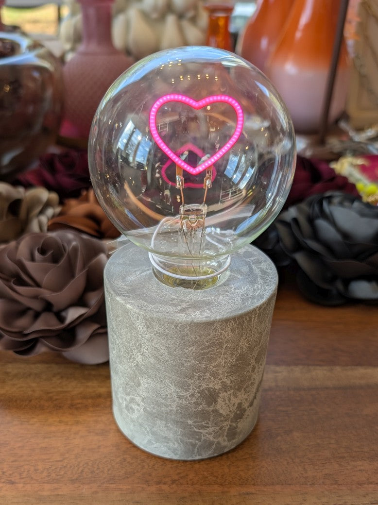 Die LED Leuchte Herz in lebendigem Pink bringt liebevolle Stimmung in jedes Zimmer. Der elegante Standfuß in Betonoptik kombiniert modernes Design mit robustem Halt. Betrieb mit AAA-Batterien ermöglicht flexiblen Einsatz ohne Kabelchaos. Ideal als dekoratives Highlight für Zuhause oder besondere Anlässe.