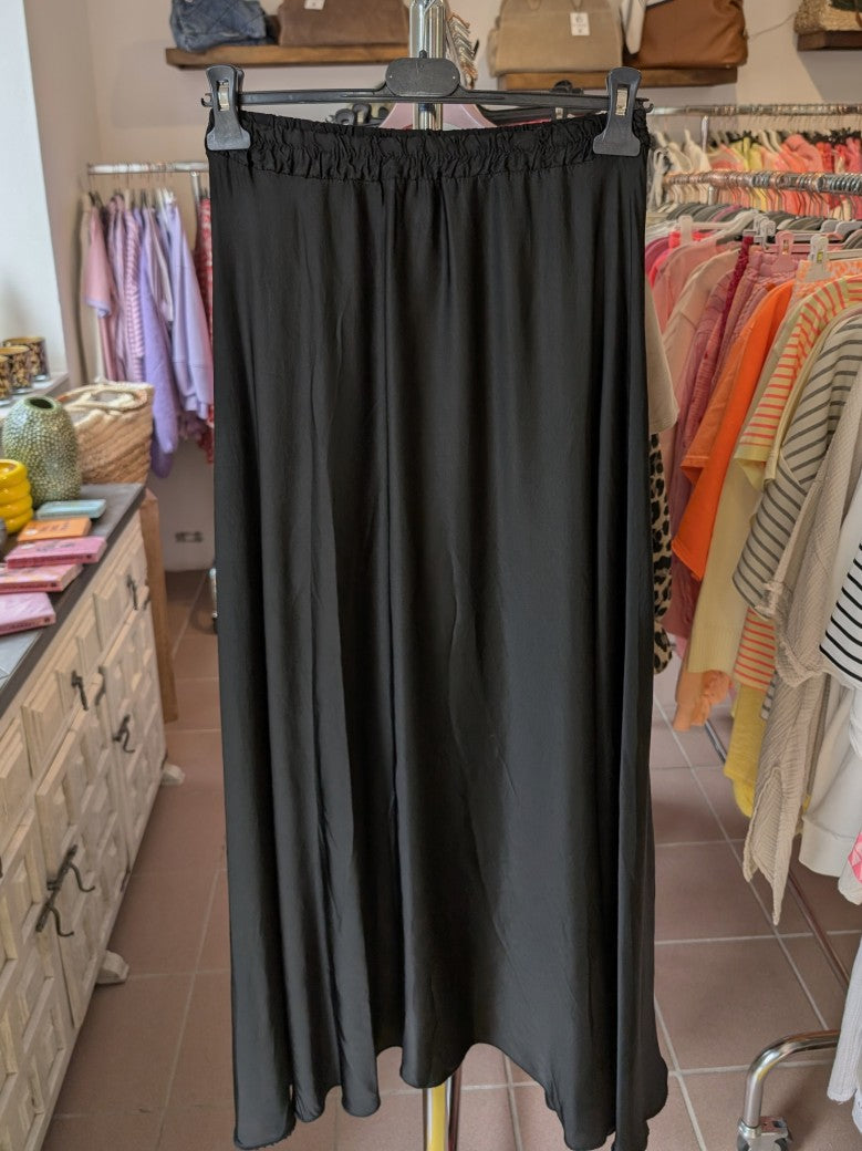 Verleihe deinem Outfit einen Hauch von Eleganz mit diesem langen Satin Rock aus Viskose in Schwarz. Perfekt für das gewisse Etwas