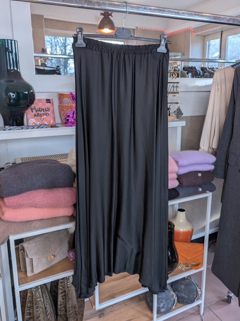 Verleihe deinem Outfit einen Hauch von Eleganz mit diesem langen Satin Rock aus Viskose in Schwarz. Perfekt für das gewisse Etwas