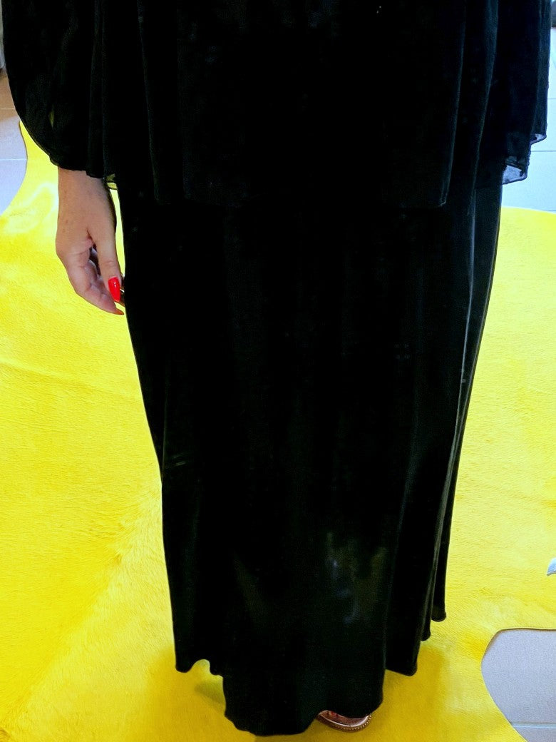 Verleihe deinem Outfit einen Hauch von Eleganz mit diesem langen Satin Rock aus Viskose in Schwarz. Perfekt für das gewisse Etwas