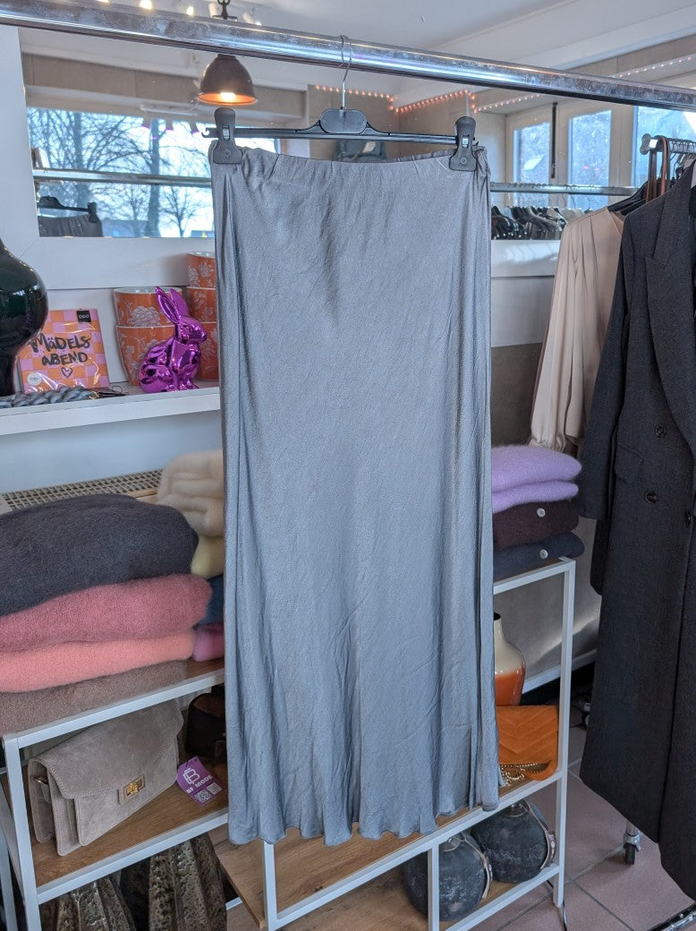 Verleihe deinem Outfit einen Hauch von Eleganz mit diesem langen Satin Rock aus Viskose in Silber Grau. Perfekt für das gewisse Etwas