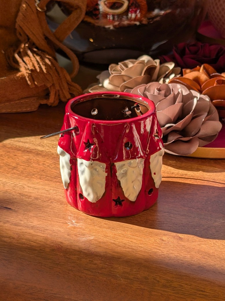 Die kleine Laterne aus roter Keramik bringt weihnachtliche Wärme in jeden Raum. Das festliches Design macht sie zum idealen Dekorationsstück für die Adventszeit!