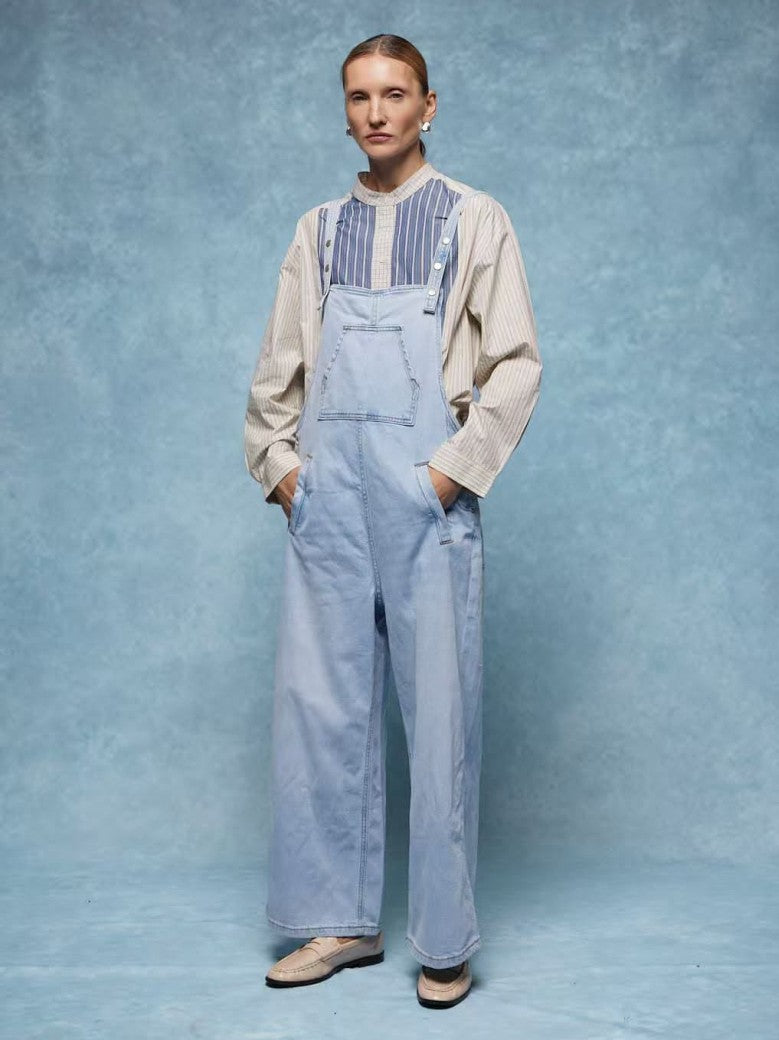 Lassen Sie sich von dieser hellblauen Latzhose in Größe S/M mit klassischen Schnitt und feinem hellblauen Denim-Stoff OHNE Kreuzträger von Gioya begeistern!