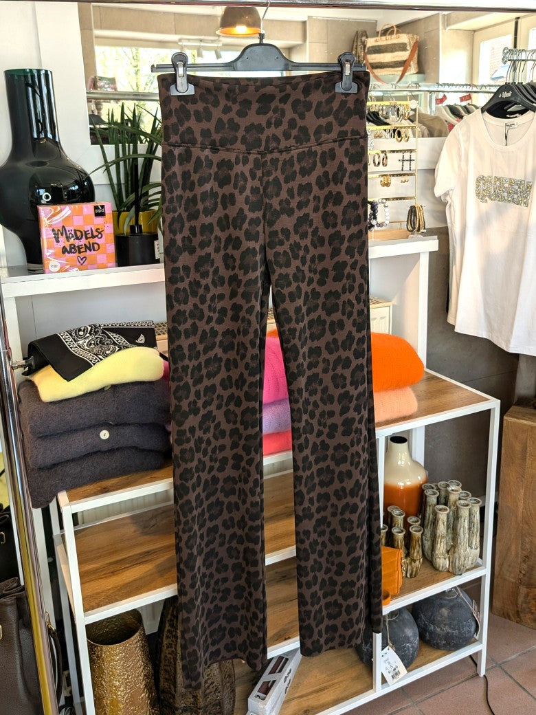 Stilvolle Leggings im angesagten Leo-Muster in Brauntönen mit Schwarz aus geschmeidiger Viskose. Von Mioni – trendy, komfortabel und vielseitig kombinierbar.