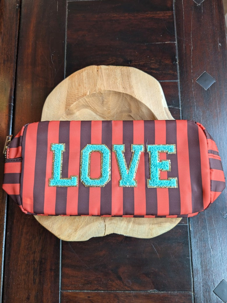 Die Make-Up- und Kosmetiktasche/ Kulturtasche vereint praktische Funktionalität mit elegantem Design in gestreiftem Muster Orange Braun mit "LOVE" Türkis Blau!