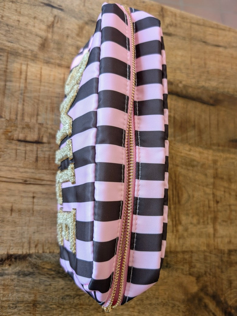 Die Make-Up- und Kosmetiktasche/ Kulturtasche vereint praktische Funktionalität mit elegantem Design in gestreiftem Muster Rosa Braun mit "SMILE" in Gold!